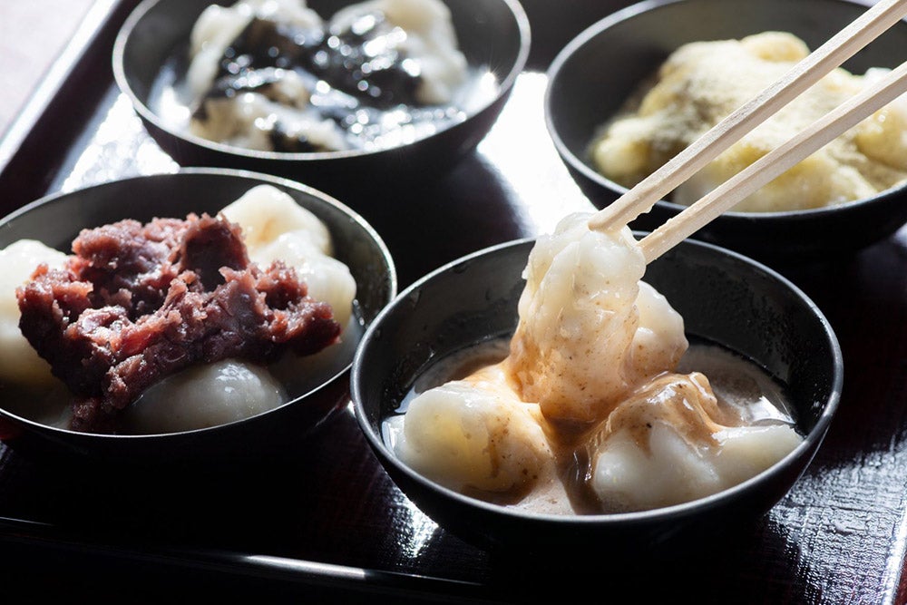 展勝地レストハウス名物、毎朝つきたての「展勝地もち（くるみ・あんこ・ごま）」