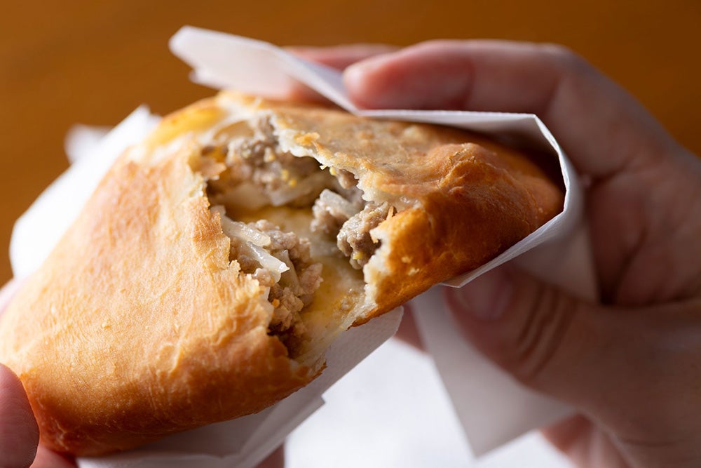 トロイカのピロシキ。揚げたてで生地が薄く、中身が詰まった本格派