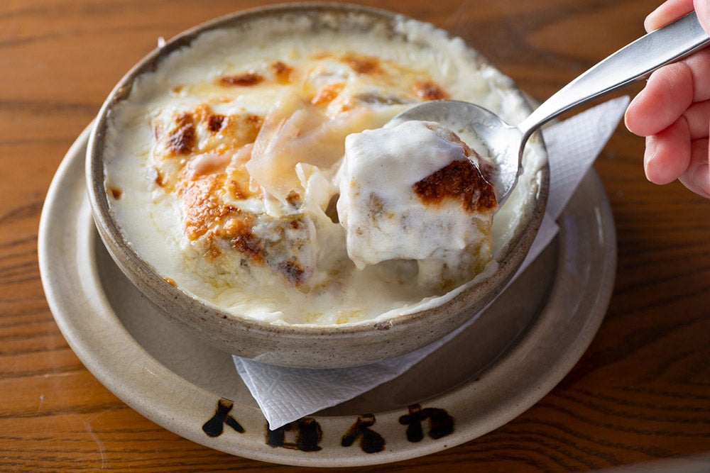 自家製チーズを贅沢に使った「ロシア風ロールキャベツ」。スメタナソースが決め手