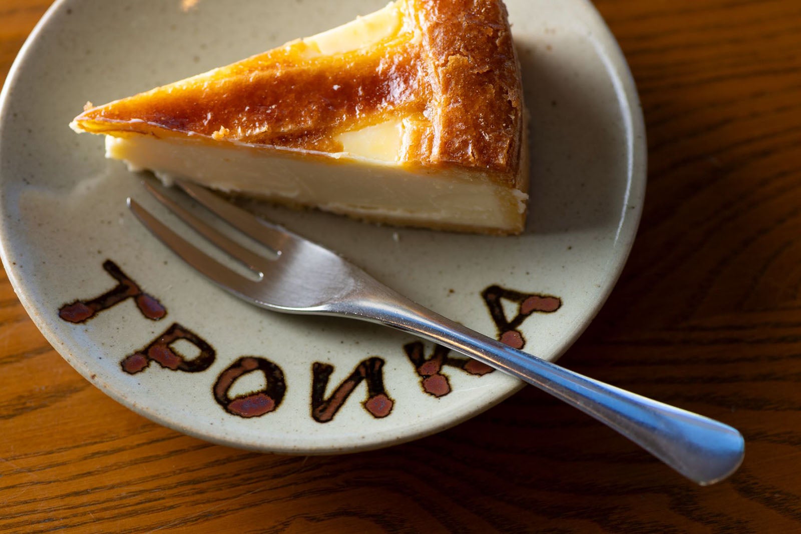 濃厚でクリーミー！北上市「トロイカ」の日本一とも称されるベイクドチーズケーキ