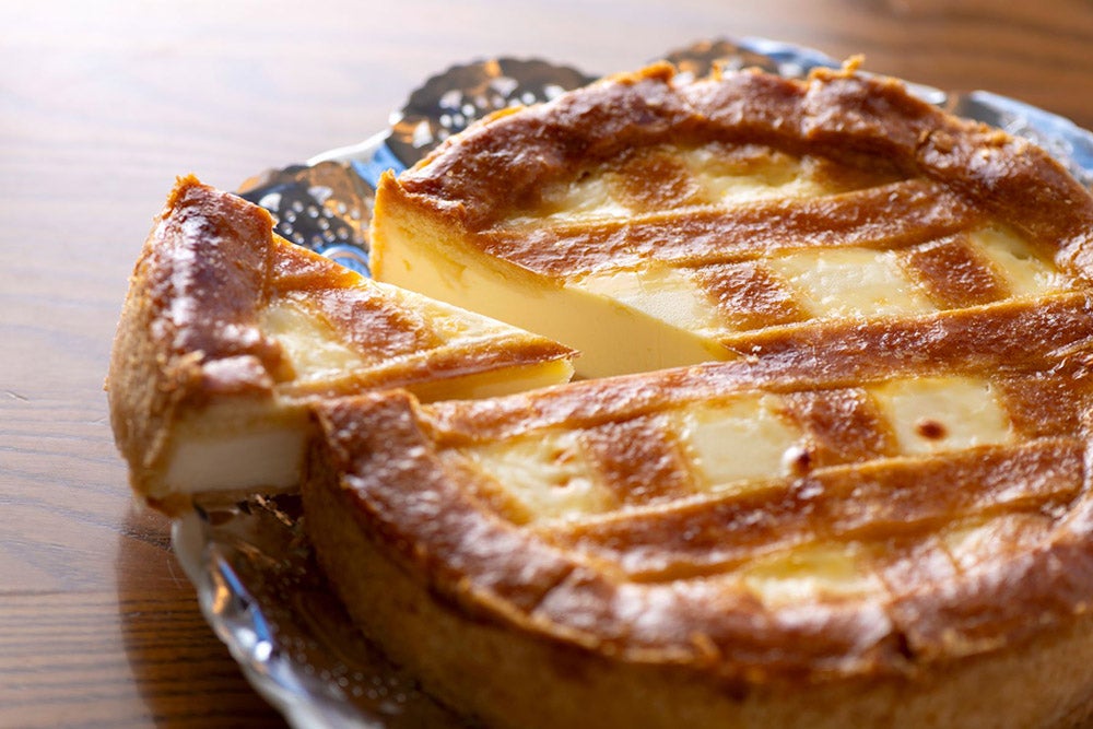 断面がぎっしり詰まった、トロイカのベイクドチーズケーキ（ホールサイズ）