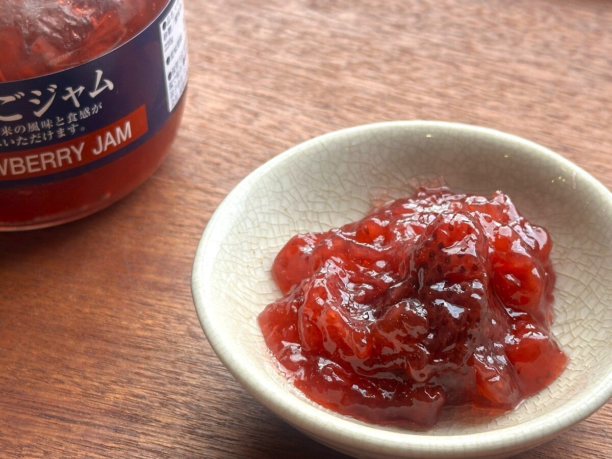 小皿に移したいちごジャムと瓶