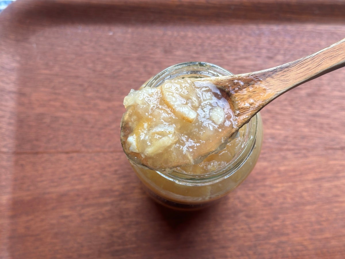 瓶からスプーンですくった湘南ゴールドジャム