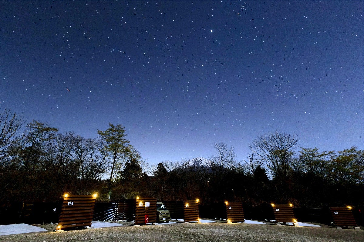 RVパークと富士山の夜景写真