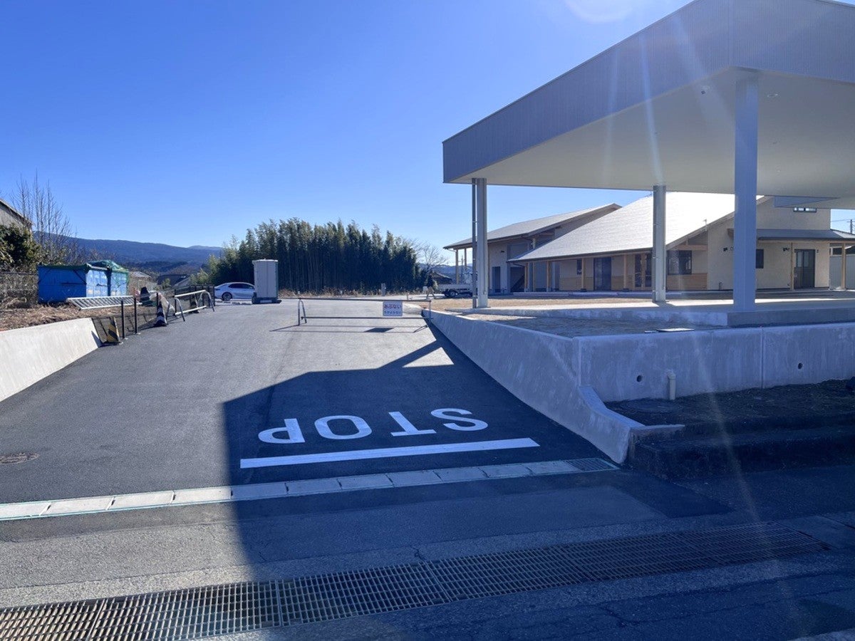 キャンピングカー店の入り口外観