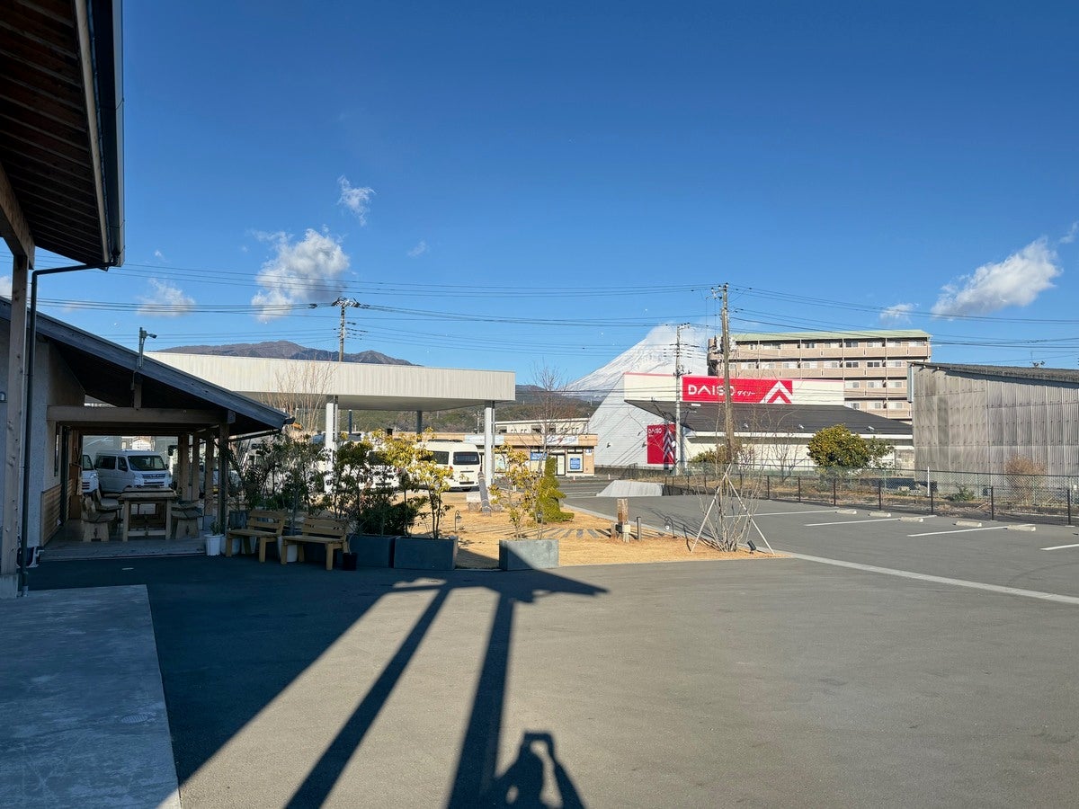 街中の建物越しにのぞく富士山