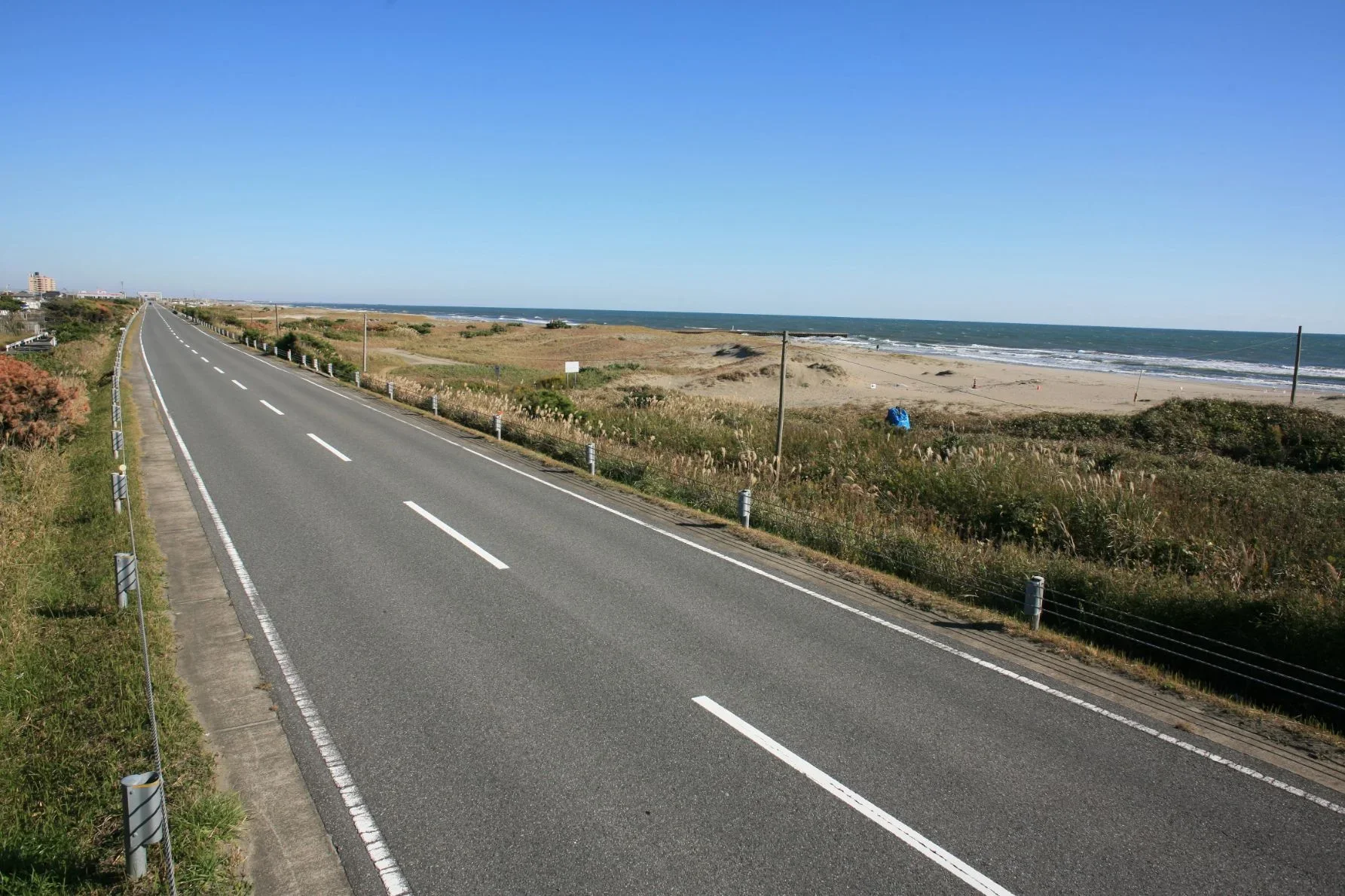 九十九里有料道路（千葉県）。潮風を浴びながら海沿いを走る爽快な道