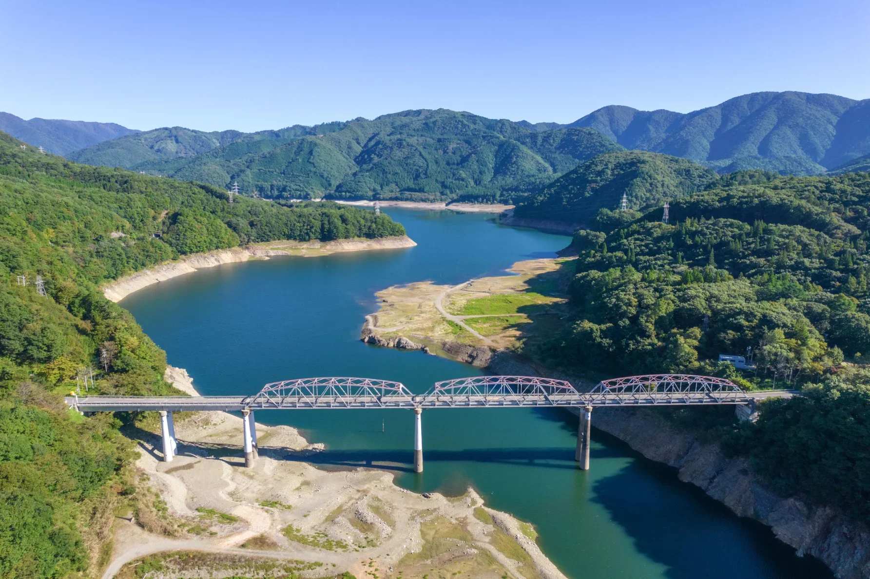 国道156号沿いにある御母衣湖。貯水容量はロックフィル式ダムでは日本2位の量だ