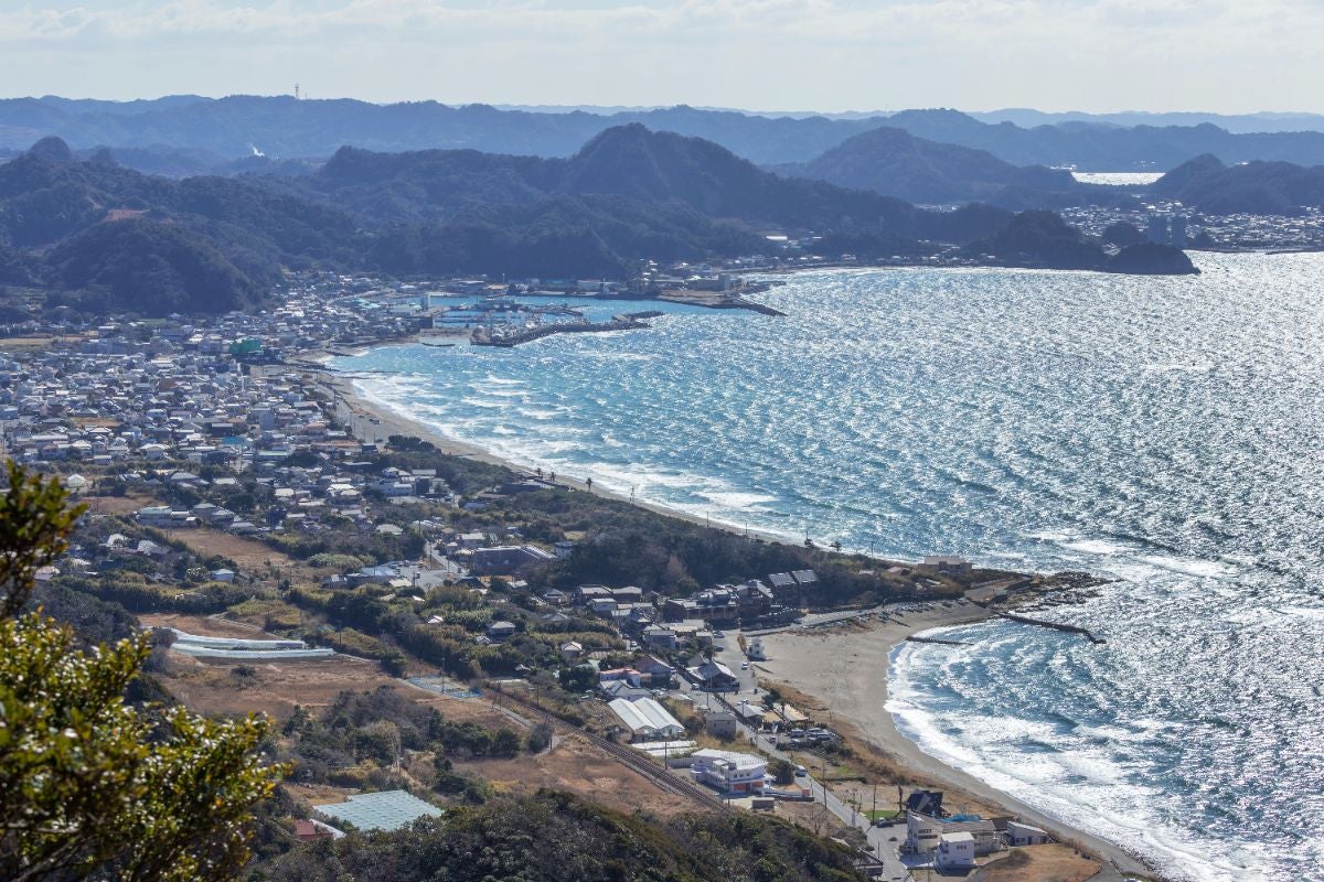鋸山登山自動車道の狭めのワインディングロードから眺める、内房の海と港町。