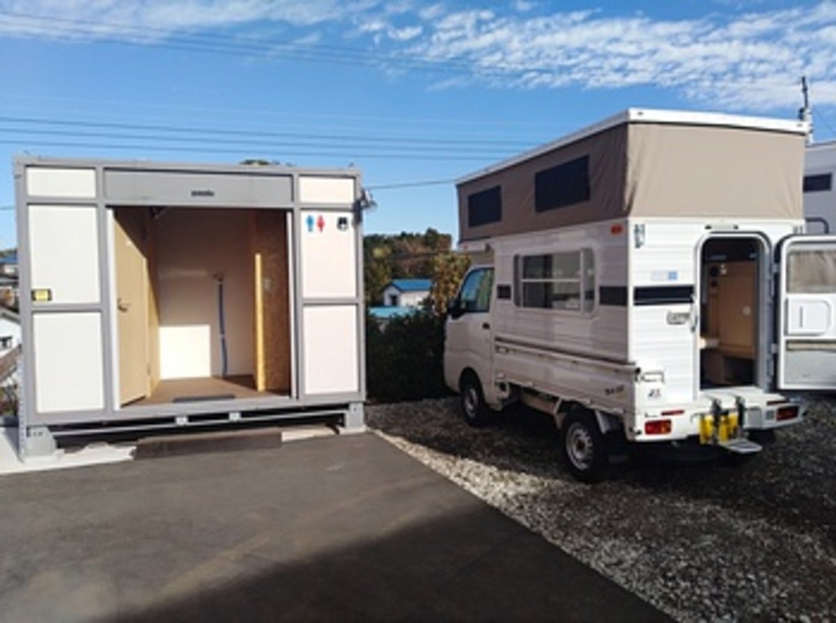 軽キャンピングカーとトイレの建物