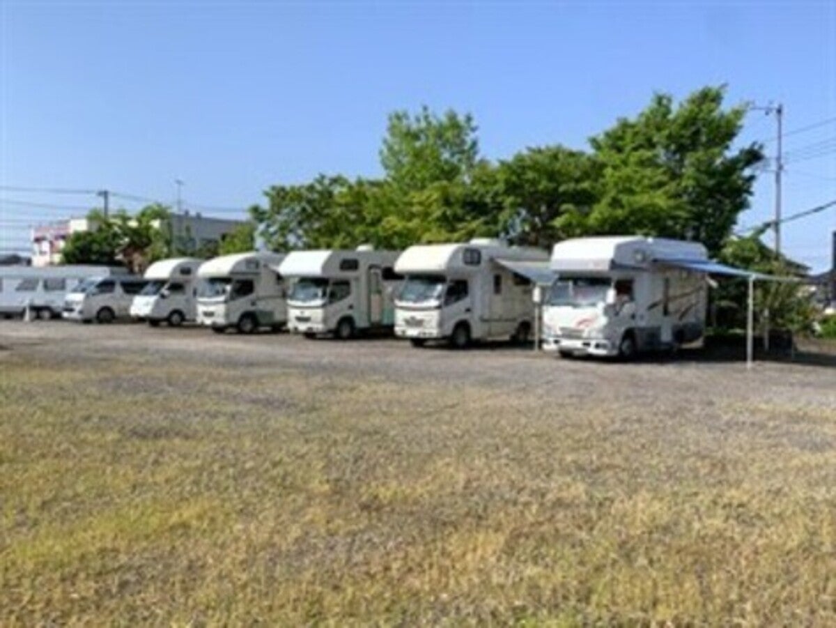 駐車場にずらりと並んだキャブコンタイプのキャンピングカー