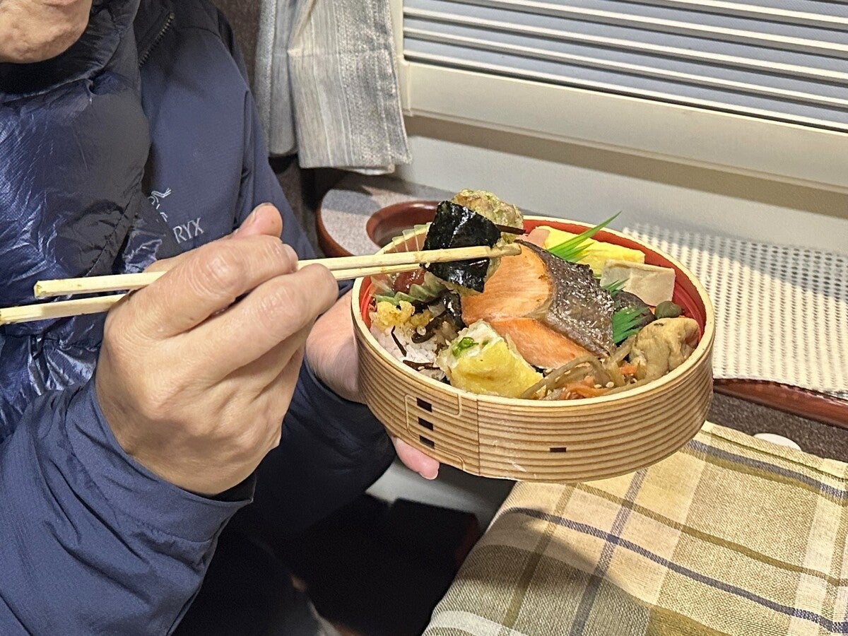 弁当を食べる女性