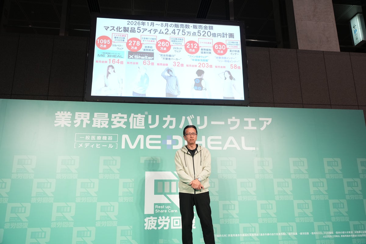 壇上で話す男性