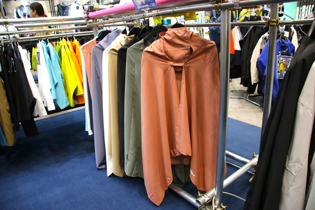 展示会会場でハンガーに掛けられたポンチョの並び