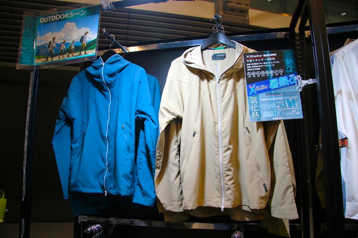 ハンガーに吊るした2着のアウターウエア