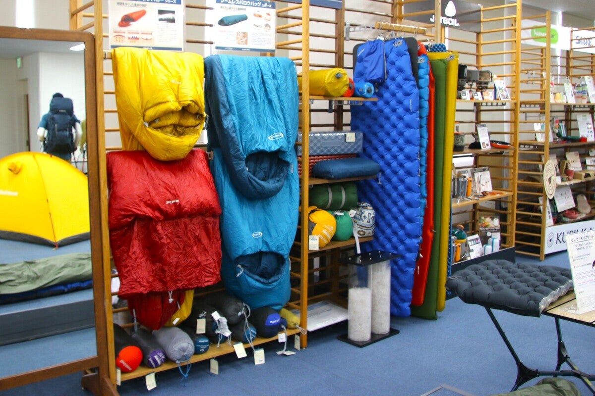 モンベル展示会の寝袋がつるされたコーナー