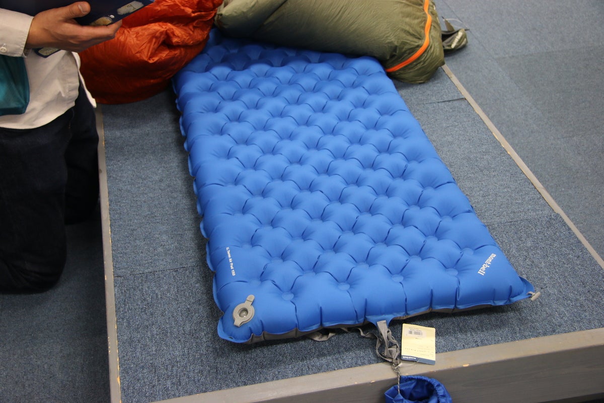 台の上に置いた青いエアパッド