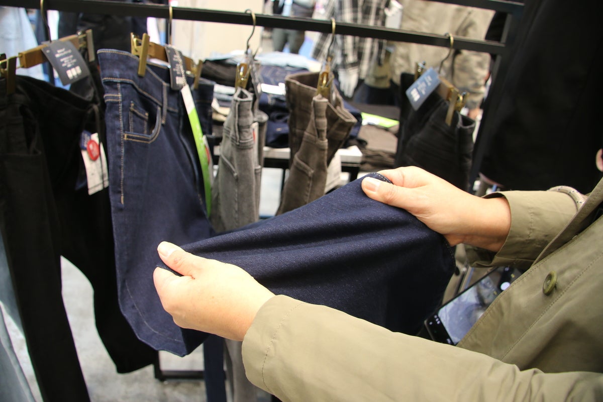 ジーンズ生地を左右に伸ばしている写真