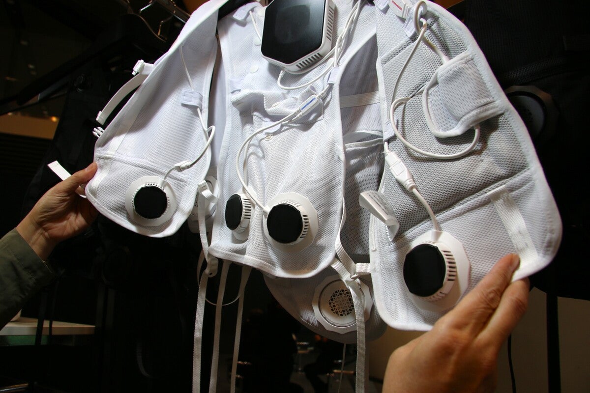 ハンガーに掛けたペルチェベストの内側写真