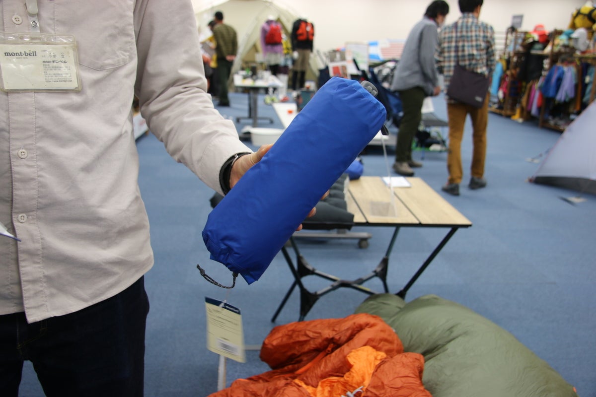 収納袋に入れたエアパッドを片手で持っている写真