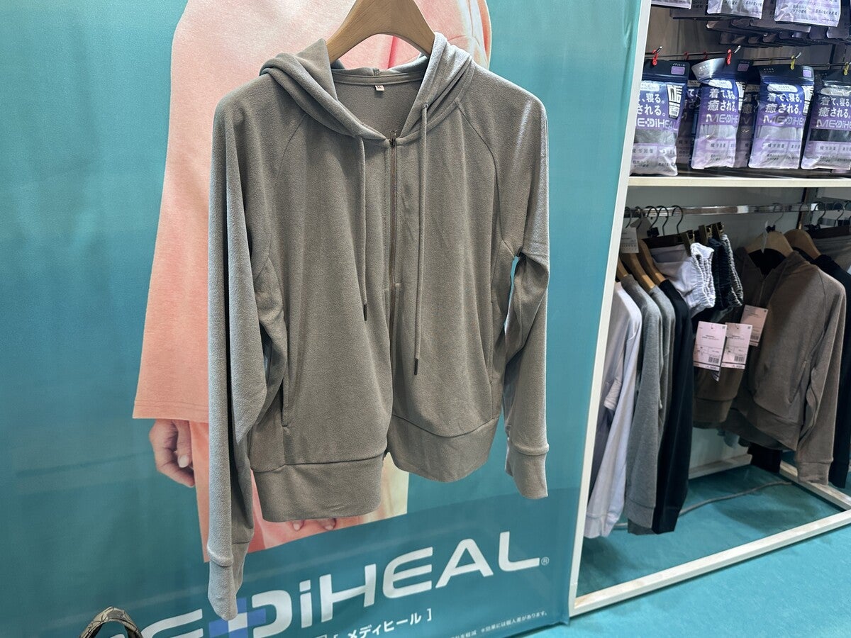 ハンガーに吊るしたリカバリーウエアフーディー