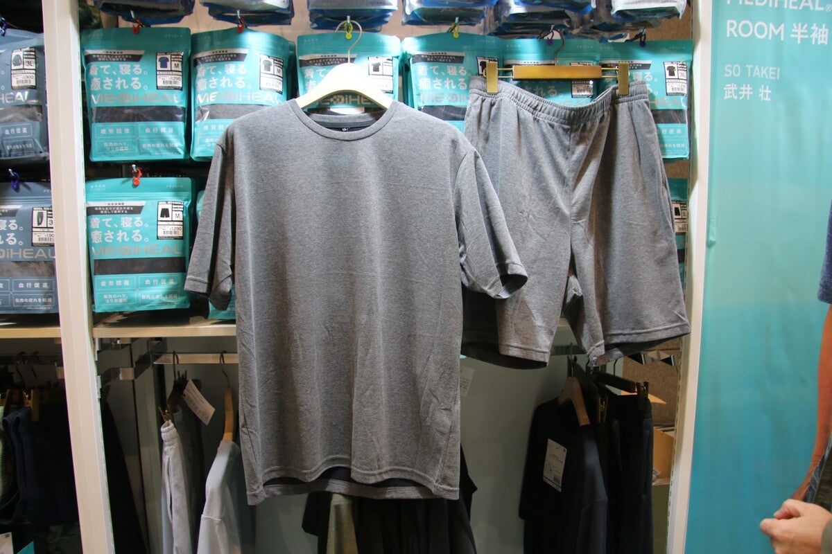 ハンガーに吊るしたメディヒール ルーム半袖シャツ