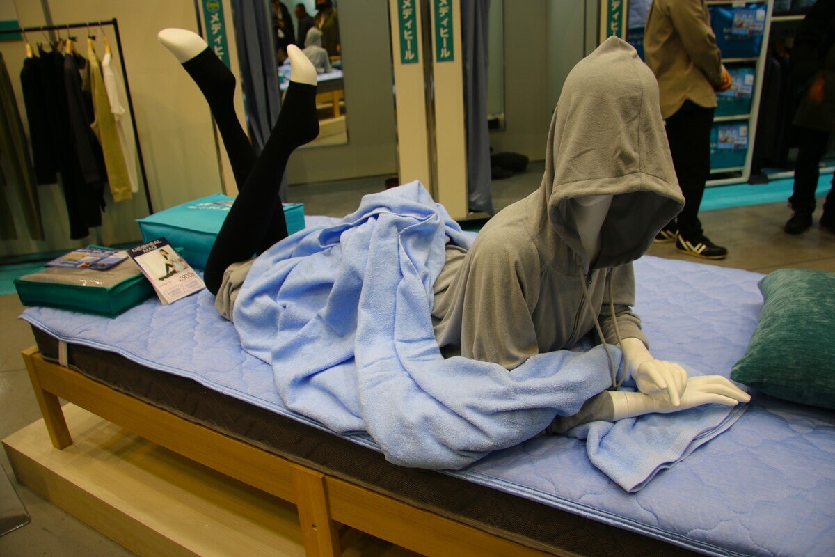 メディヒール タオルブランケットをかけたマネキンの展示