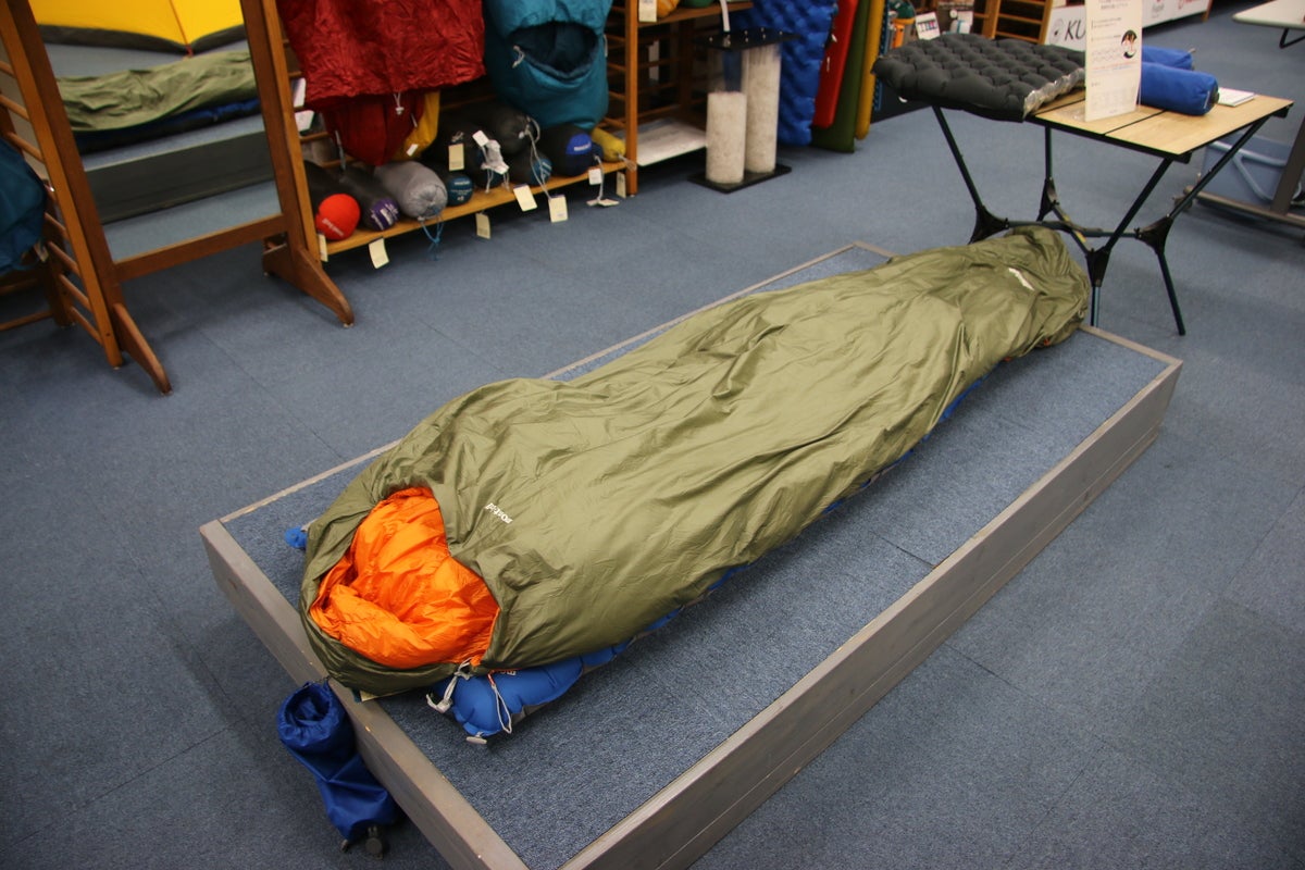 台の上に伸ばした寝袋と下に敷いたエアパッド