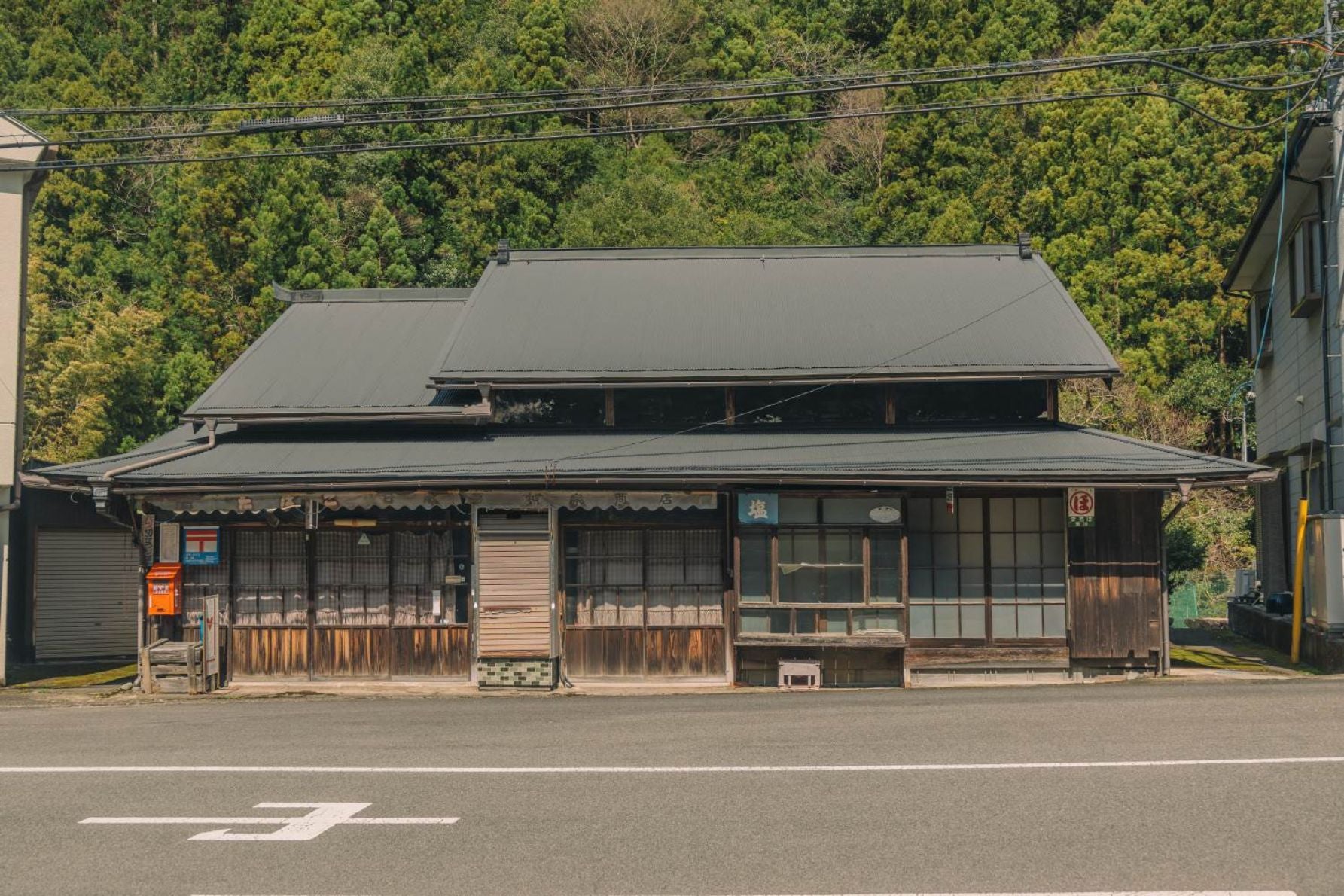 商店の正面から