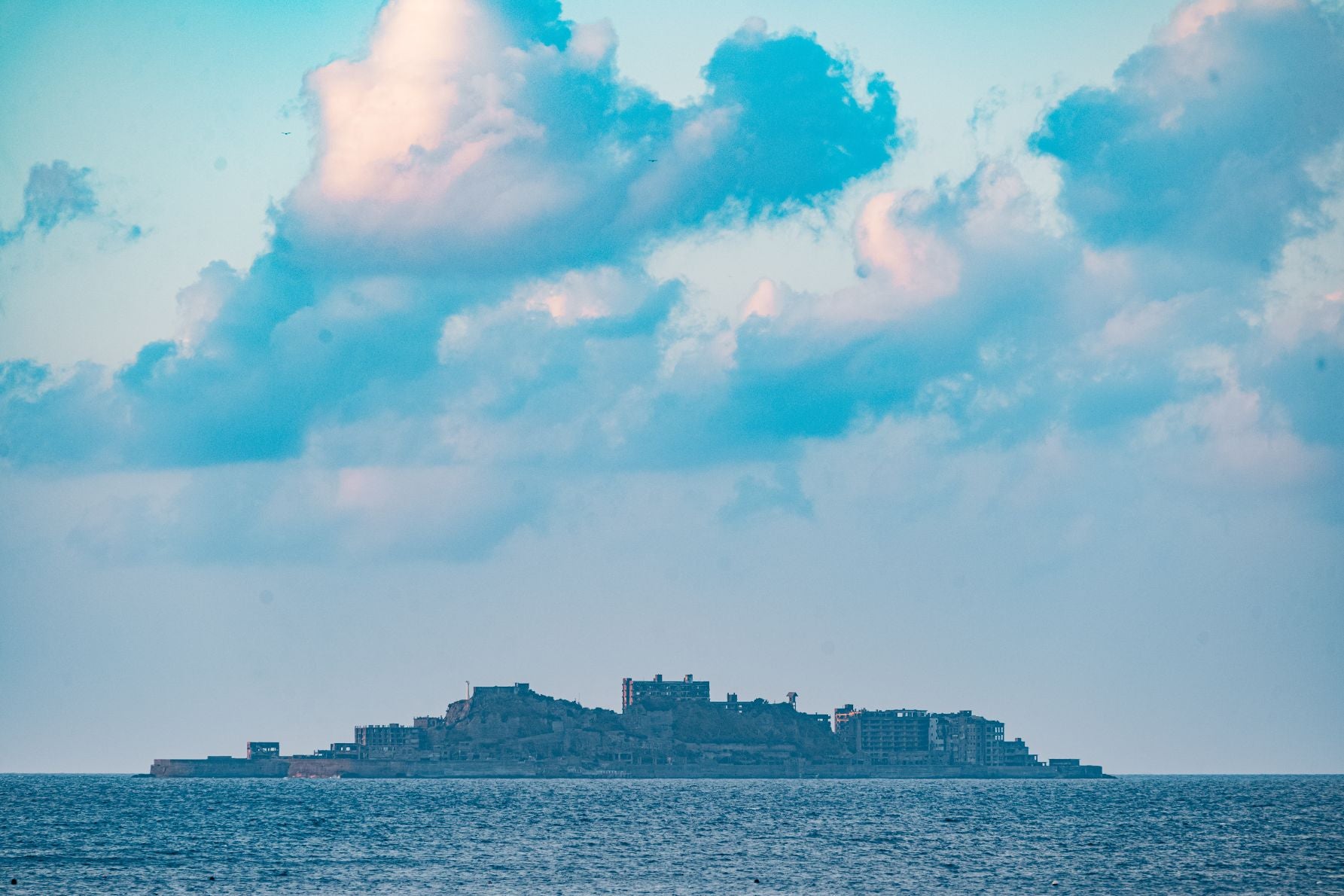 望遠レンズで軍艦島を撮影