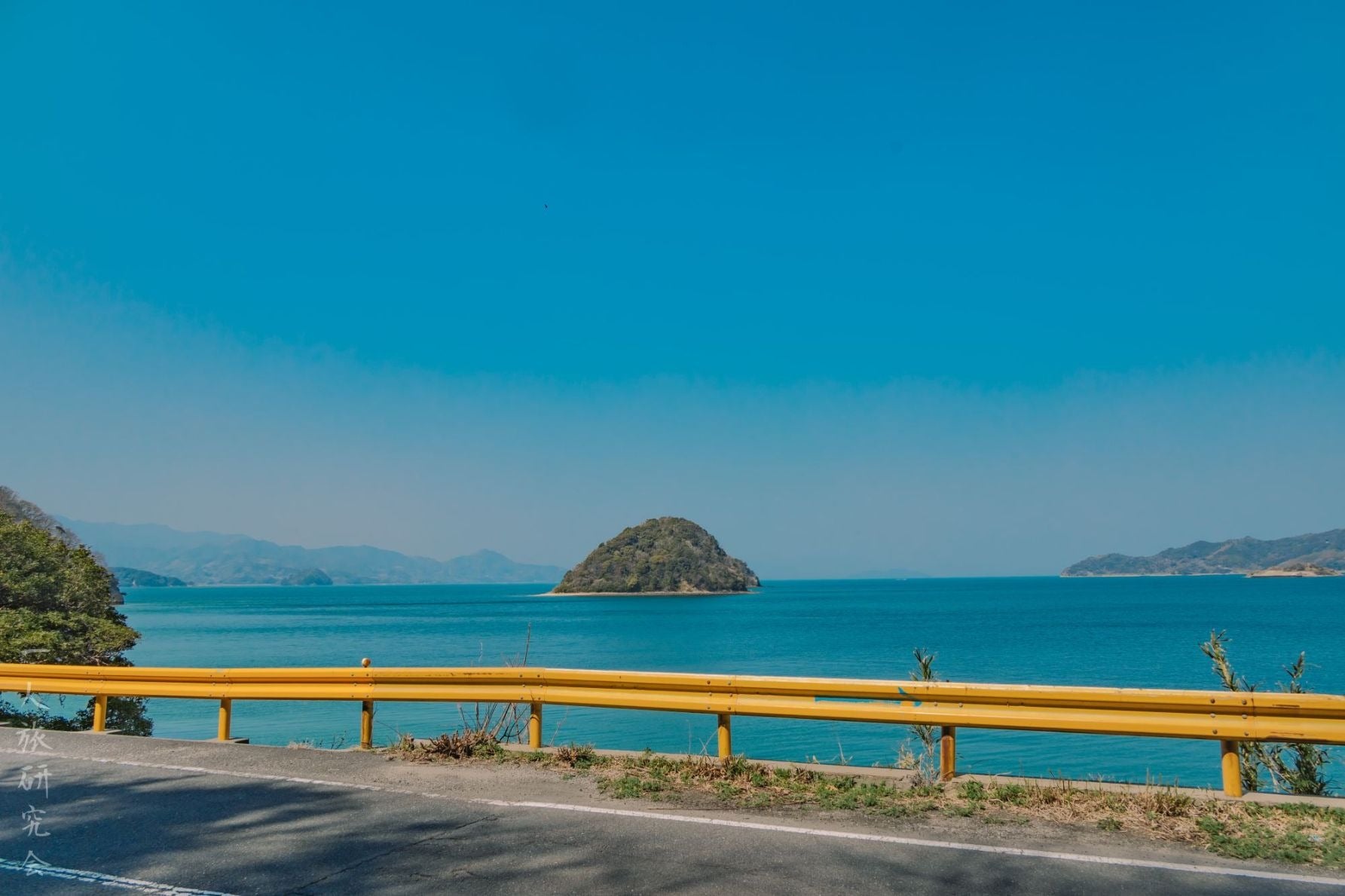 付近の様子。山口ならではの黄色いガードレールがある