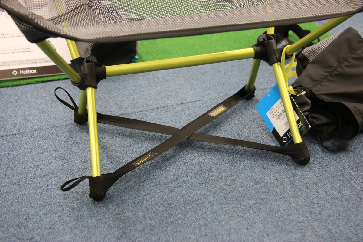 アウトドアチェアの足元写真