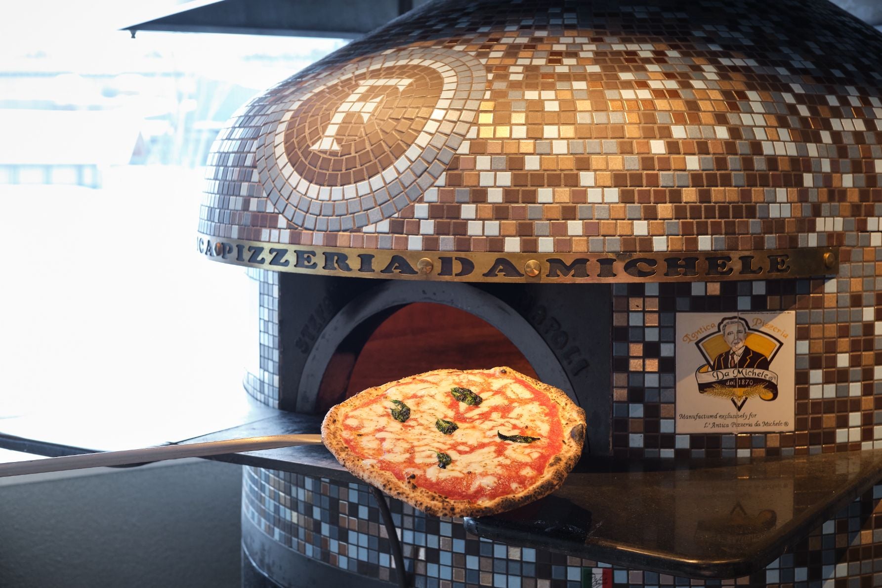 高温の石窯で一気に焼き上げ、熱々がテーブルに運ばれる