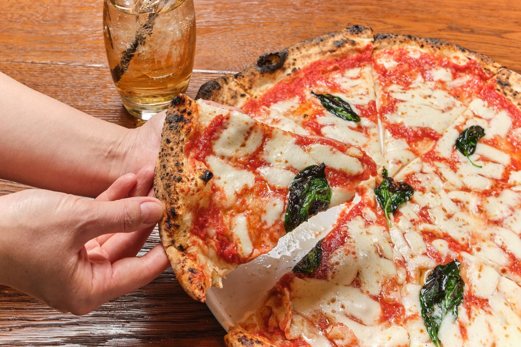 アンティーカ ピッツェリア ダ ミケーレ 北海道「マルゲリータ」約35㎝2,700円、「ジンジャーエール」〇〇円