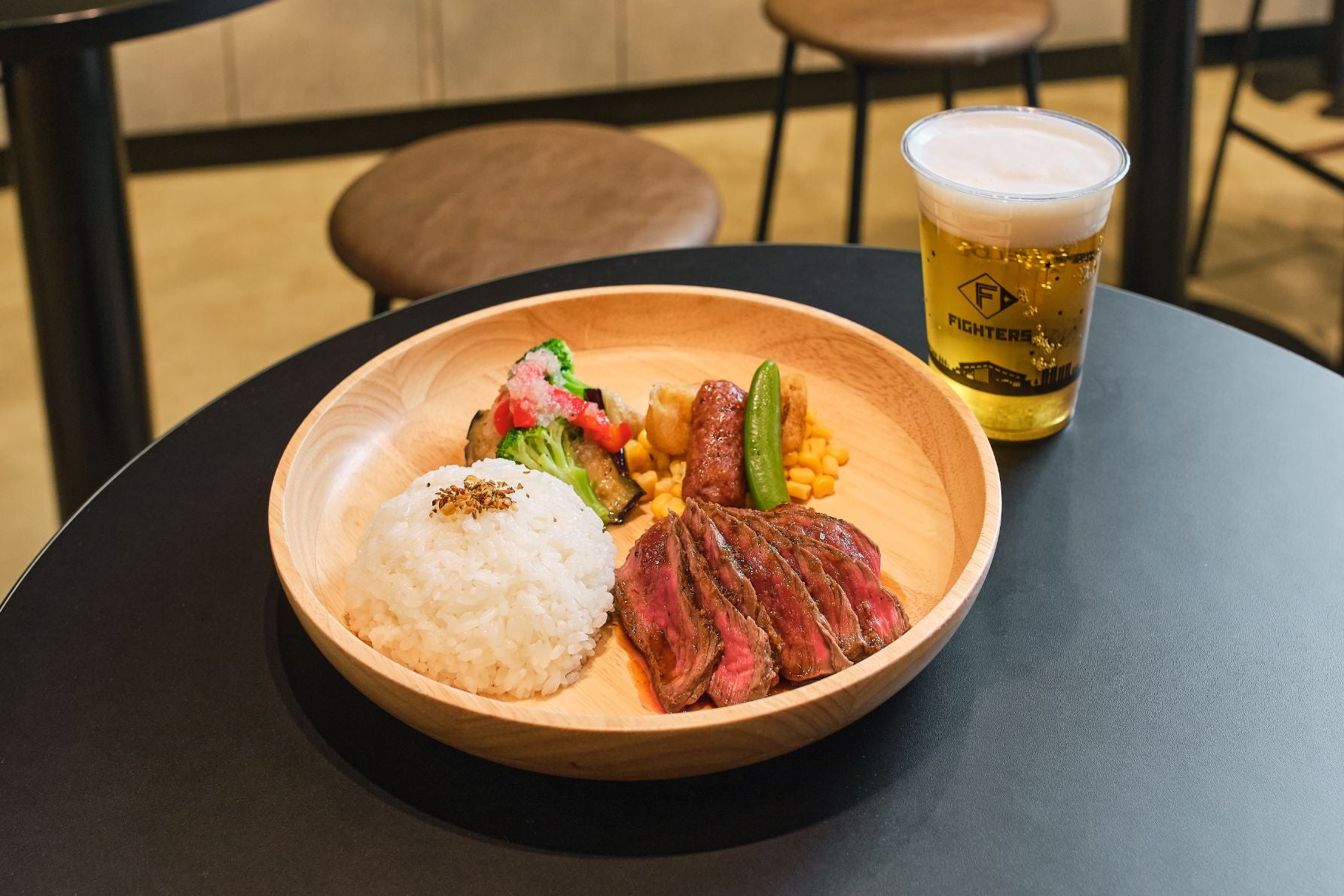 Meatfull 「大麦牛®ANGUSグリルプレート」1,580円、「生ビール サッポロ クラシック」800円