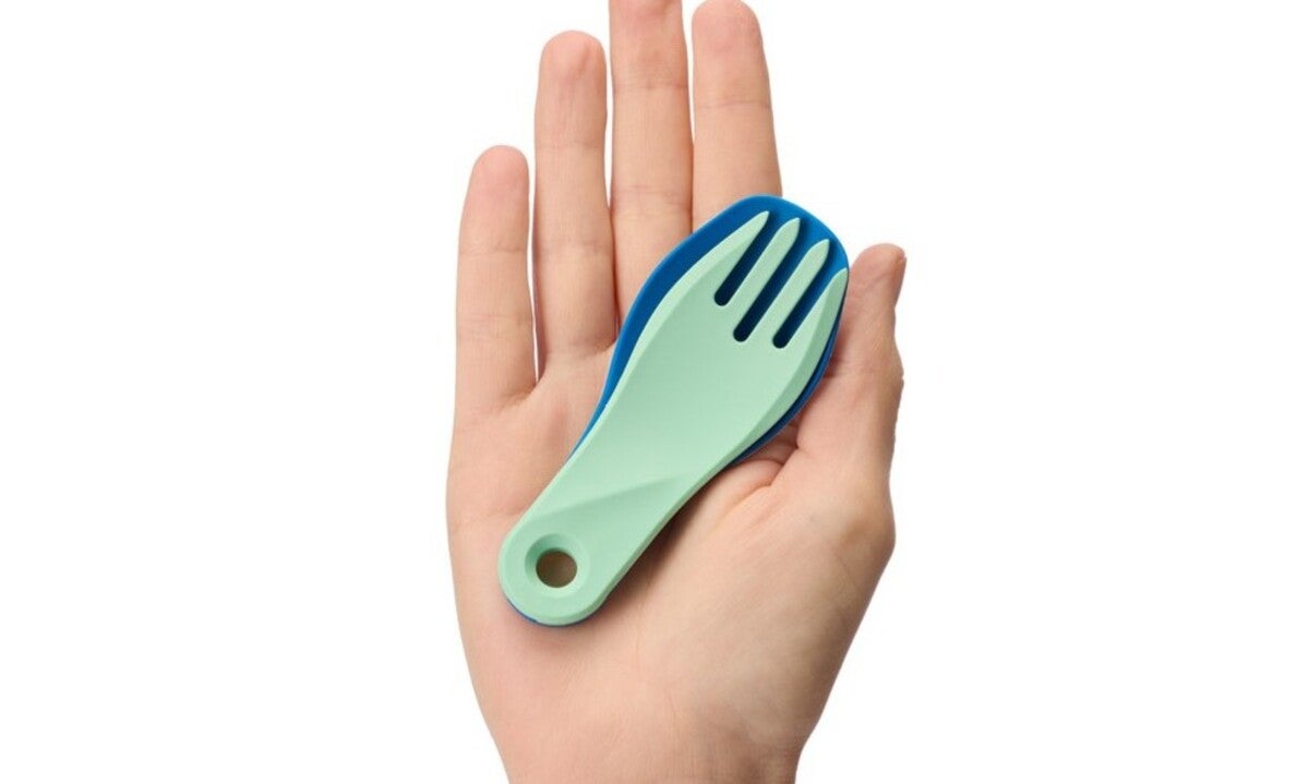 手のひらにのせたアウトドアカトラリーの折りたたんだ写真