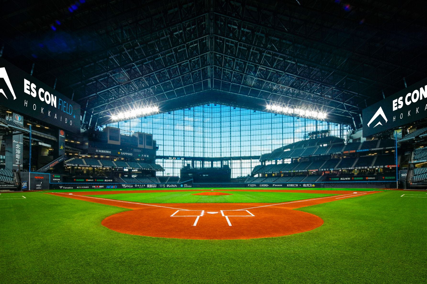 スタジアムの屋根は可動式の巨大な窓みたいな構造。開くとスタジアムと外がつながる感じに