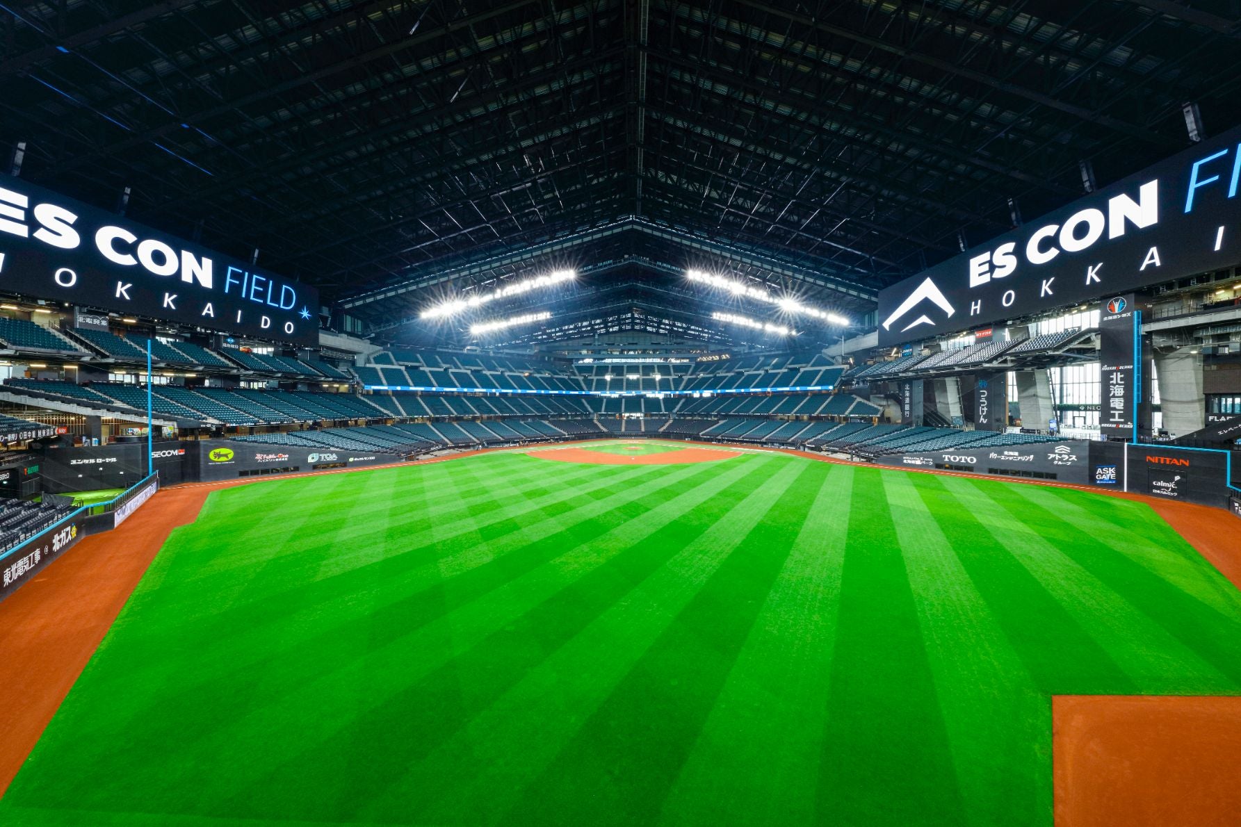 観客席から見るとコンパクトに感じるグラウンドが、実際に立ってみると想像以上の広さ。