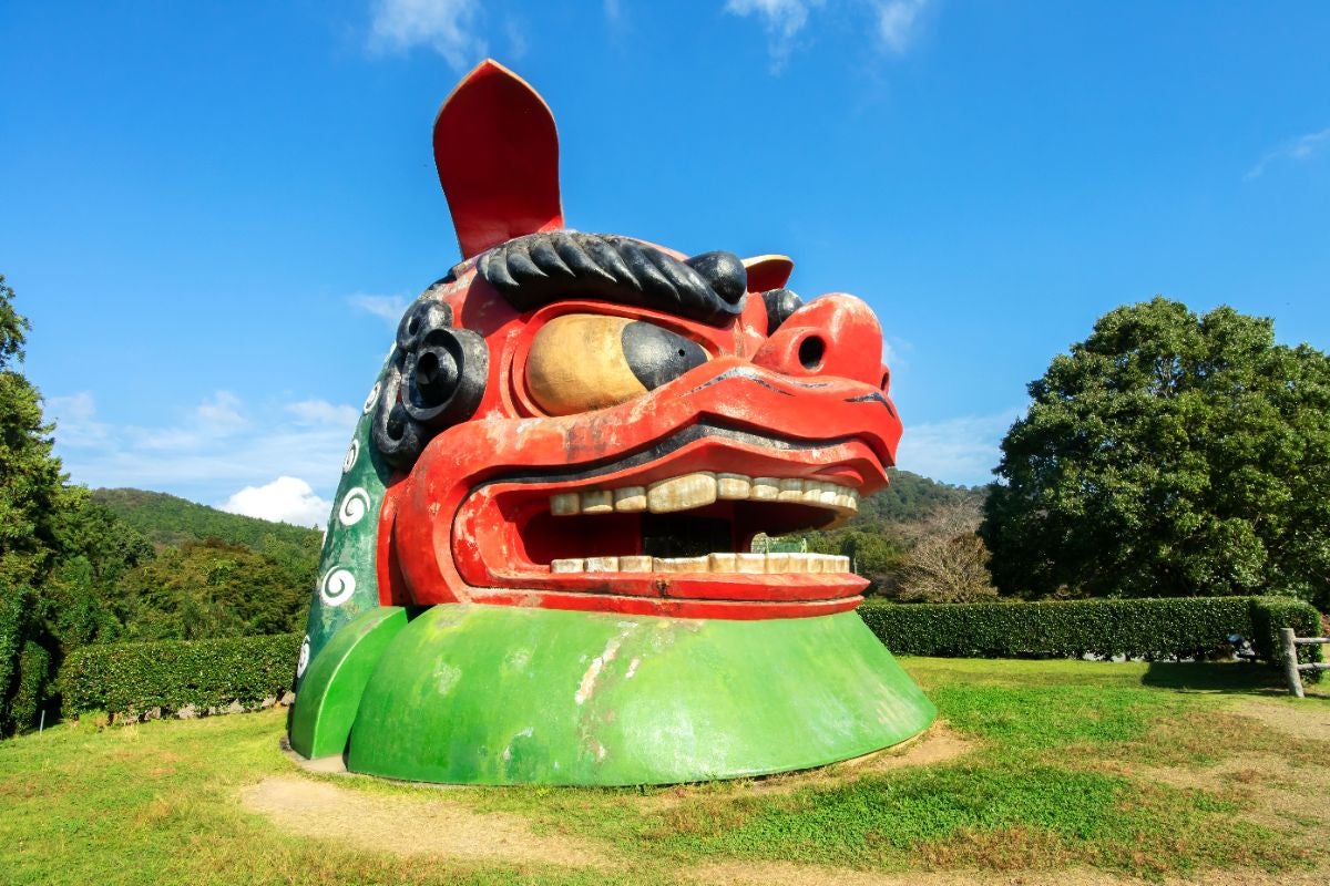 公園に設置された巨大獅子頭のオブジェ