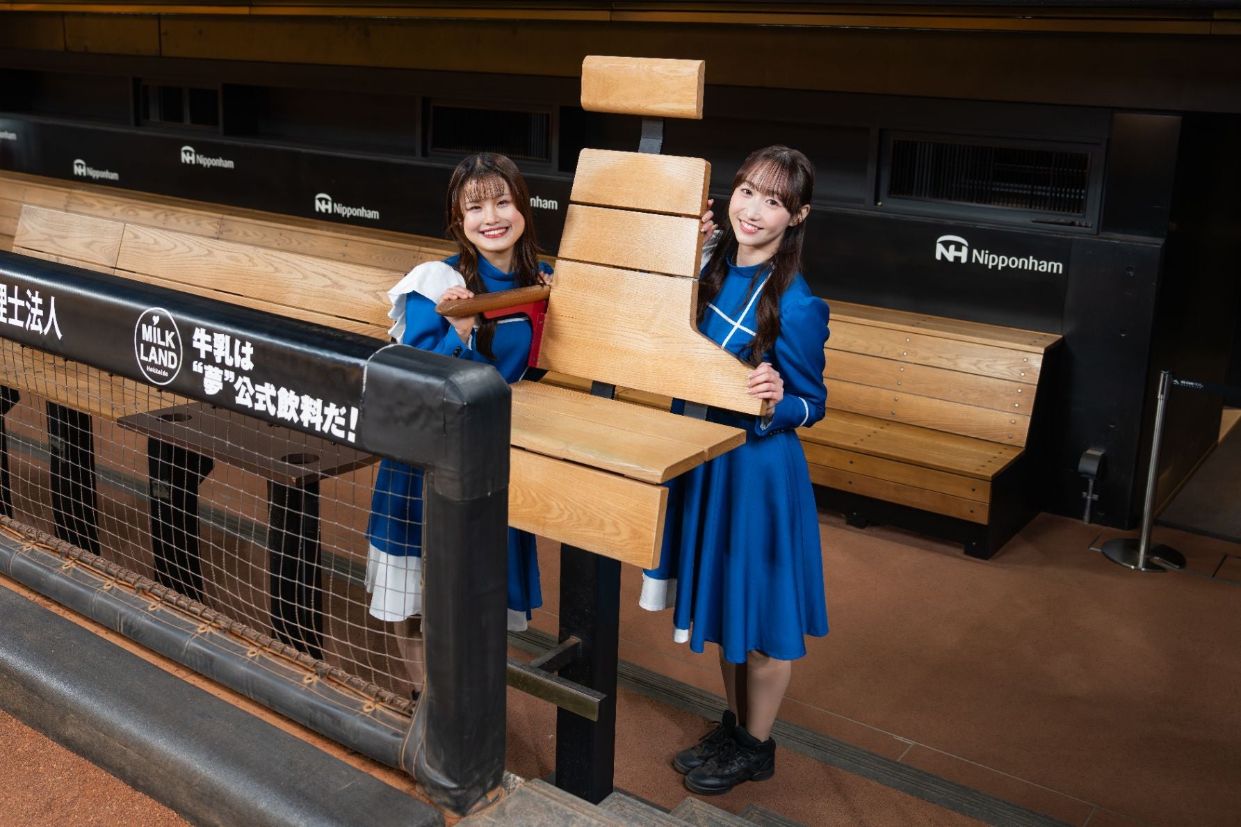 スタジアムツアーを案内してくれるファイターズガールのメンバー