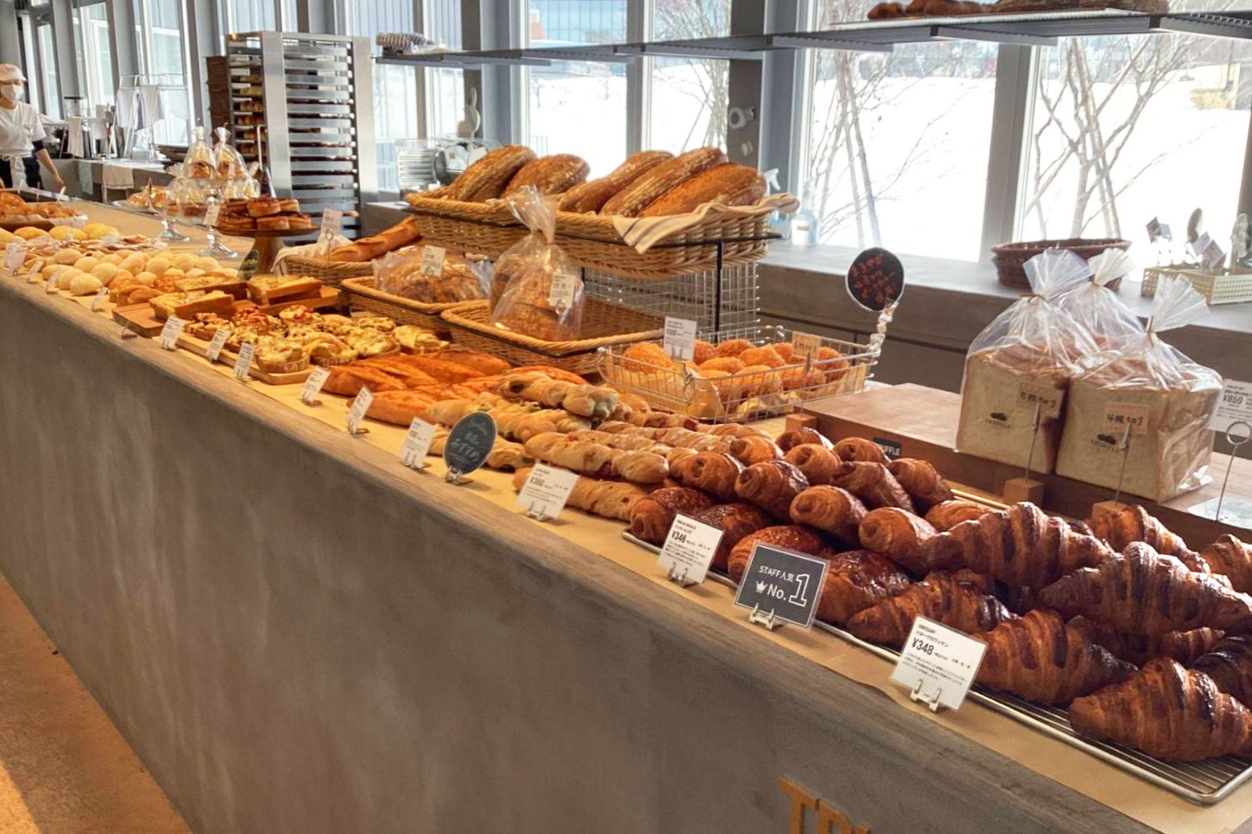 店内には焼きたてパンが並ぶ