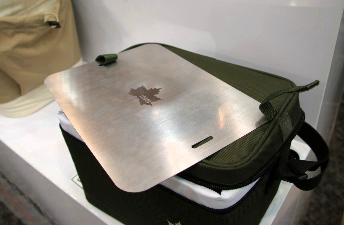 ソフトクーラー付属の蓋上のステンレスプレートのアップ