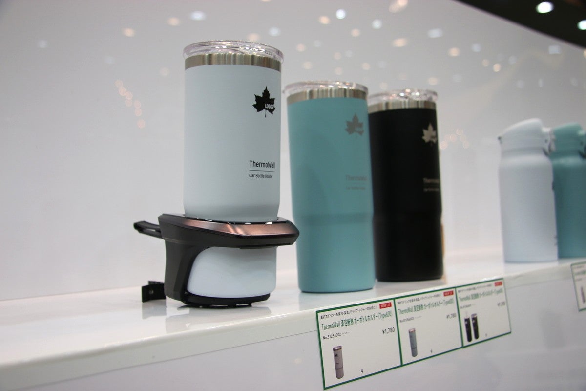 車用のボトルとボトルホルダーの展示