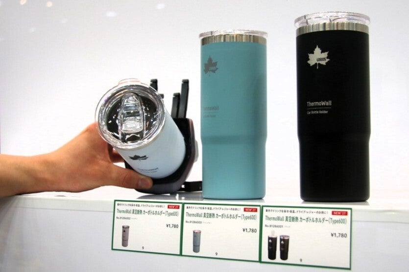 ボトルを手に取り蓋部分を見せる