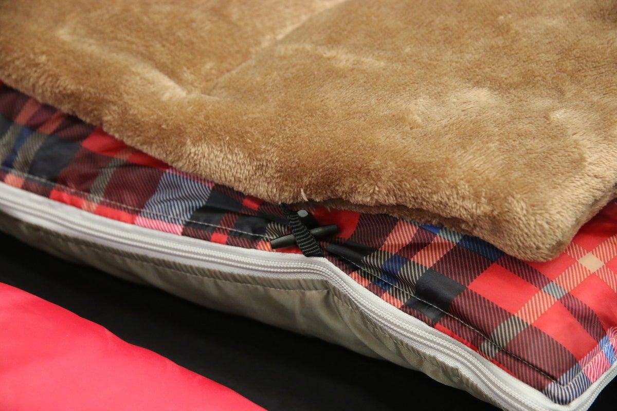 寝袋に付属するトグルのアップ