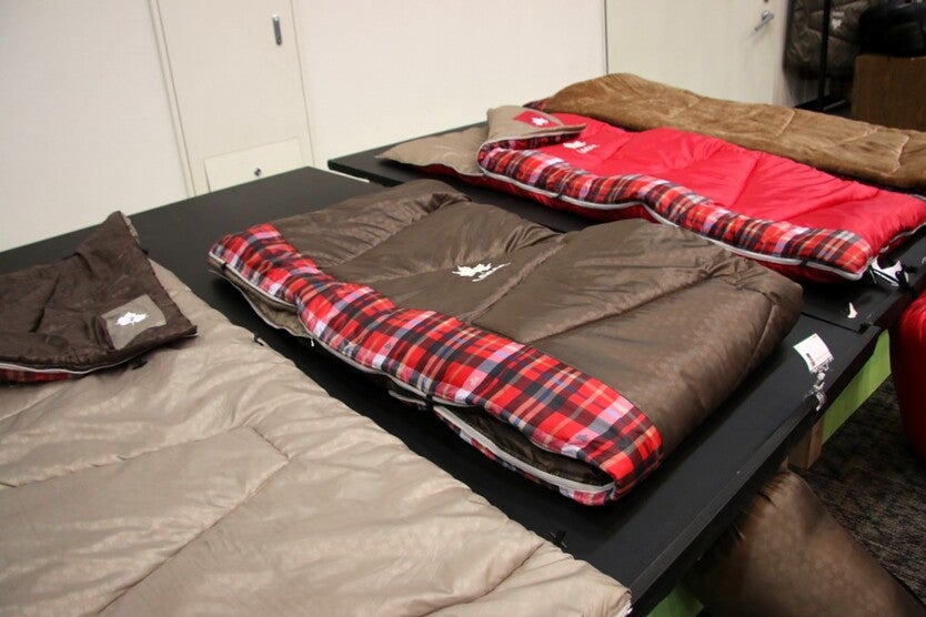 折り畳んで使用サイズを小さくした寝袋