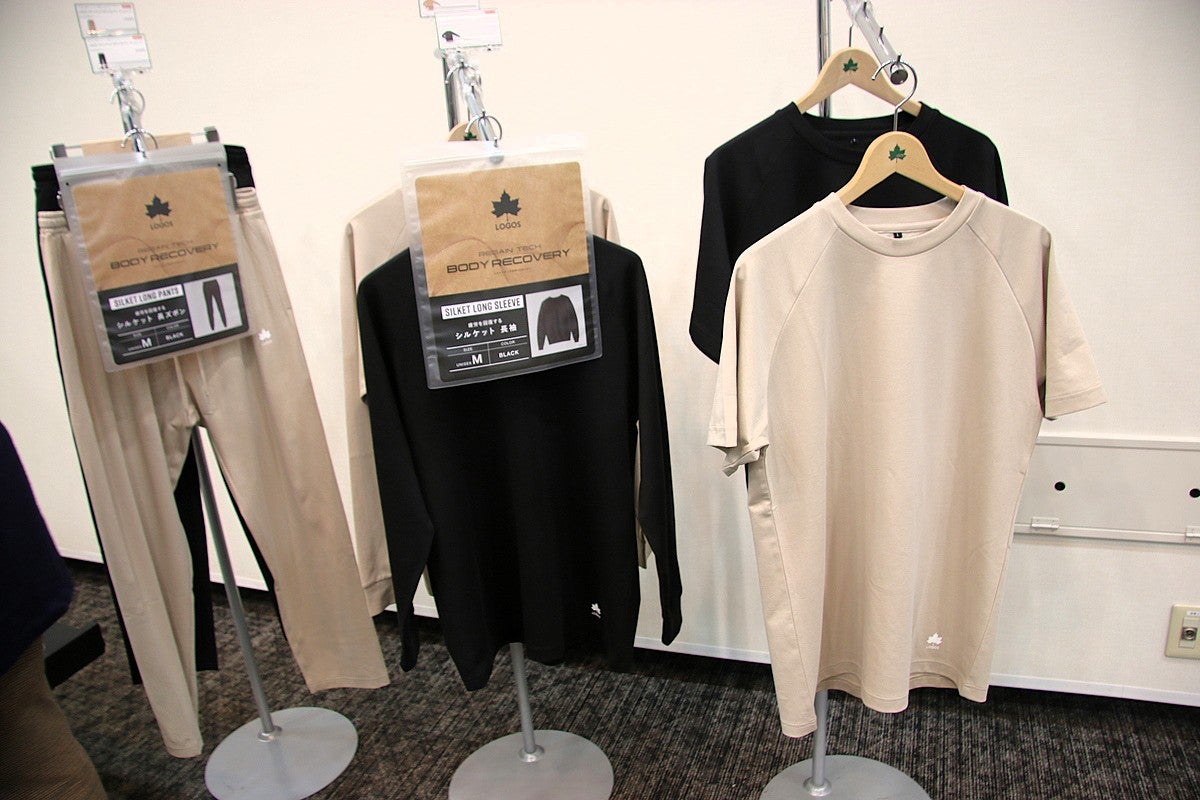 ハンガーにそれぞれ吊るしたTシャツ、長袖Tシャツ、長ズボン