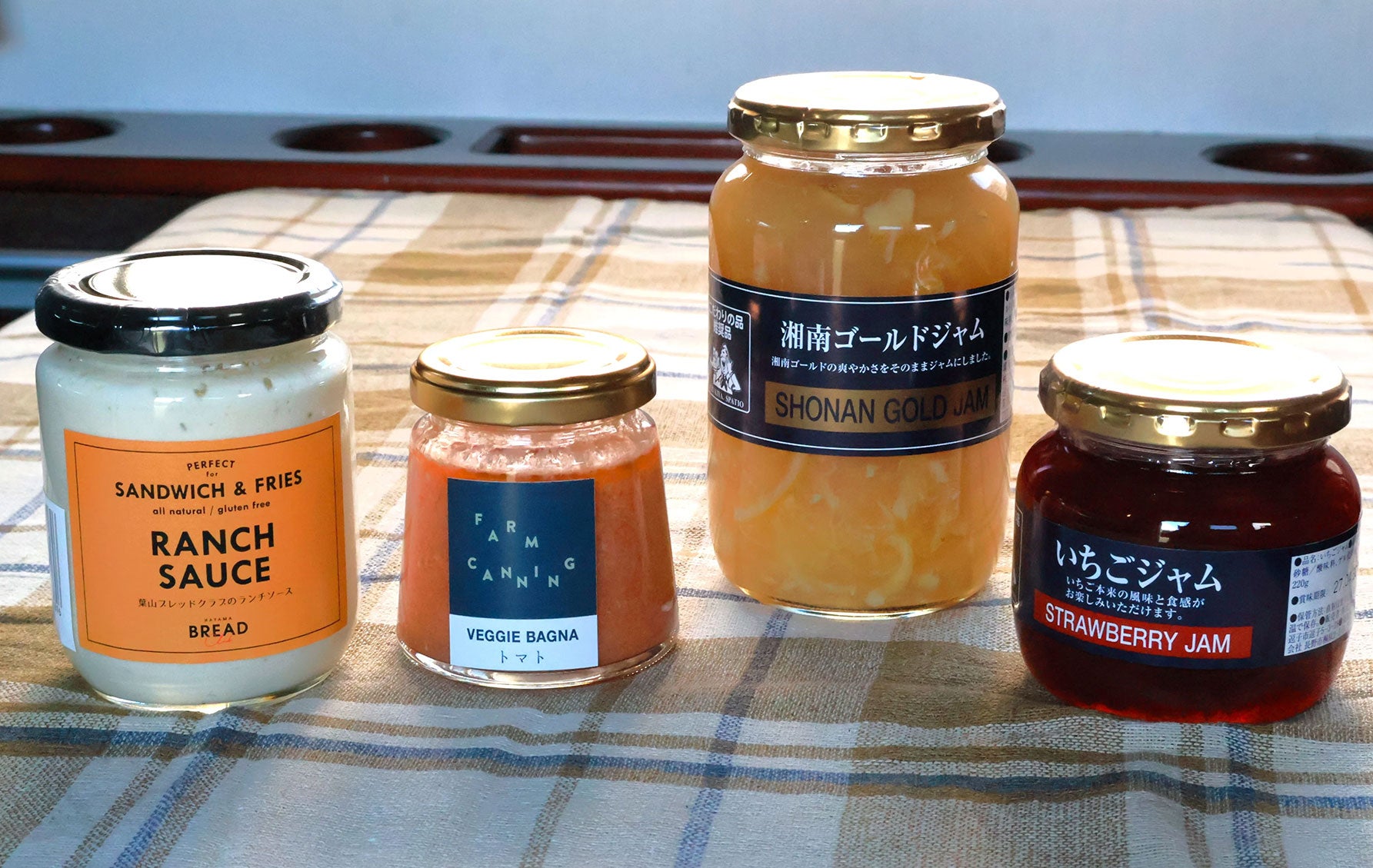 ソースやジャムなど4つの瓶物を横並びにした写真