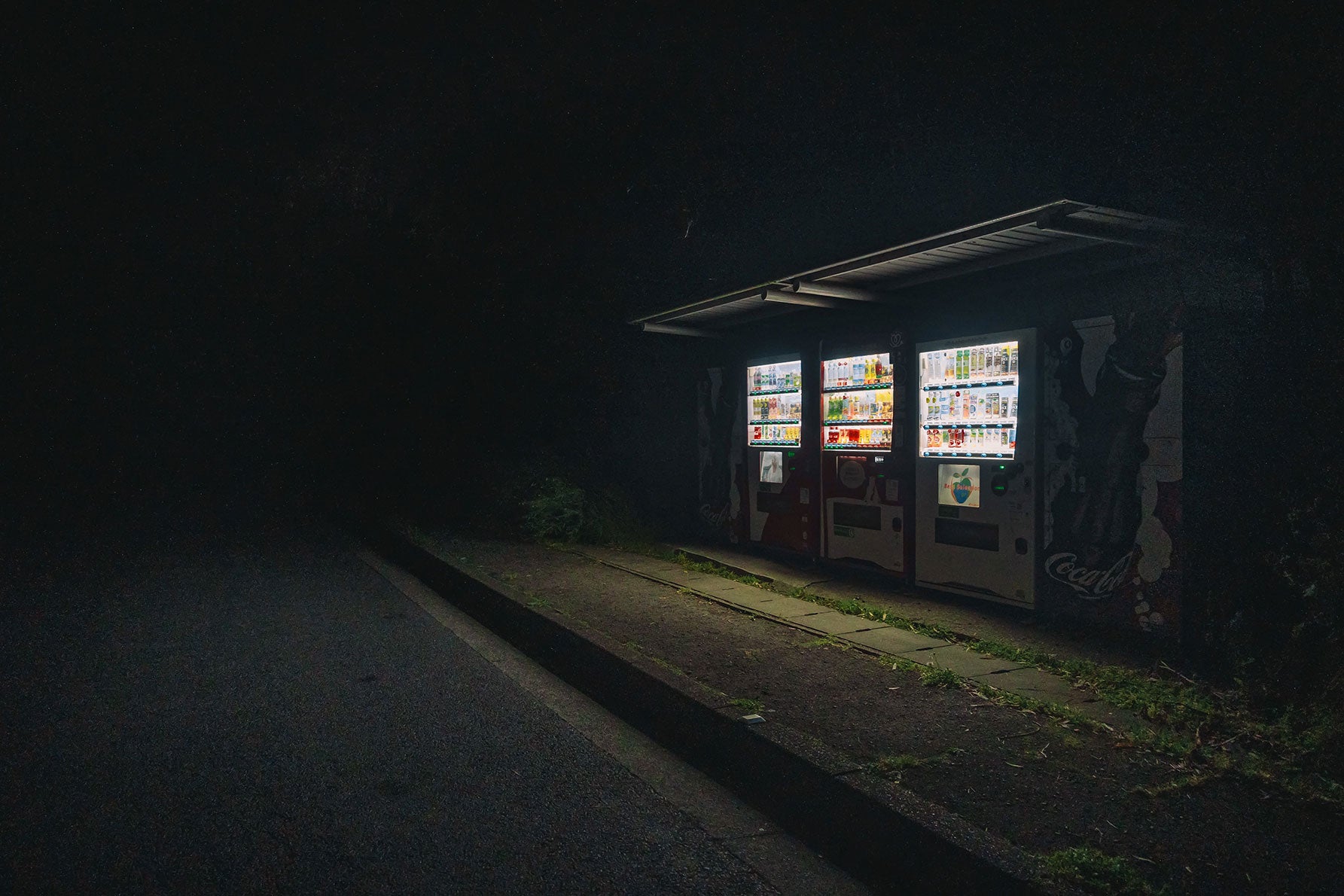 島根県有福（ありふく）温泉付近。並ぶ自販機