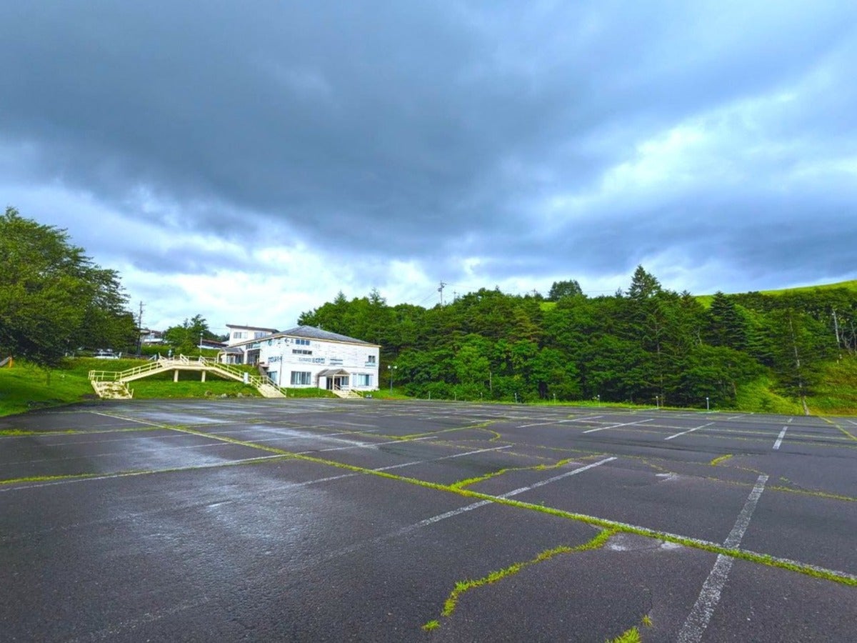 アスファルトの駐車場全景